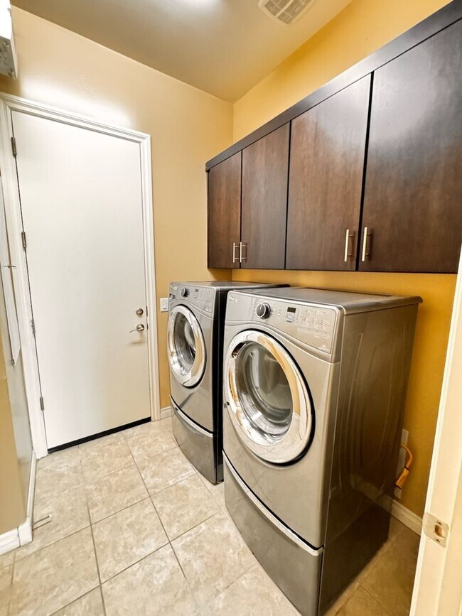 Building Photo - 4 Bedroom + den energy efficient Hamilton High