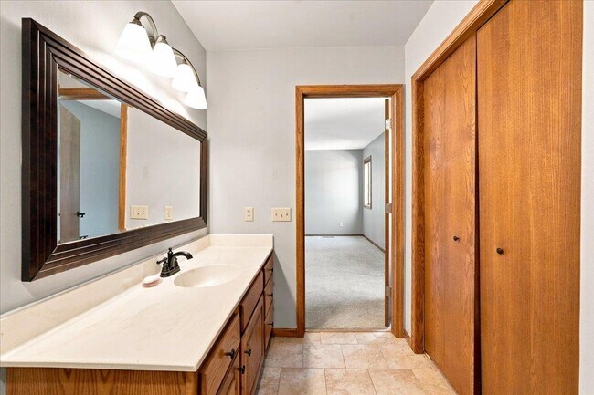 Building Photo - 911 Thomas Dr
