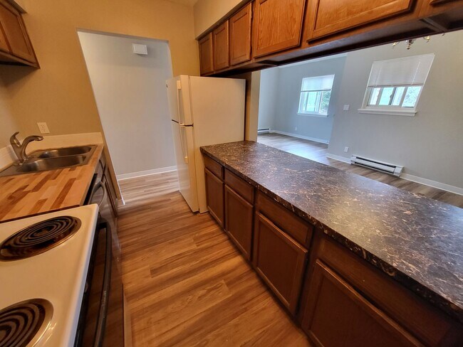 Building Photo - Vaulted Ceilings & Modern Two Bedroom in L...