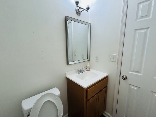 Building Photo - 5607 Gates Landing Rd