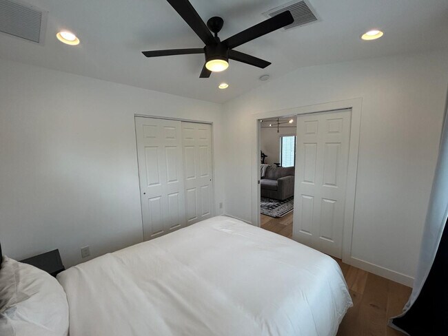 Building Photo - 4016 E Avalon Dr