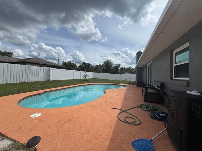Building Photo - 3/2 Pool Home in Deltona Lakes