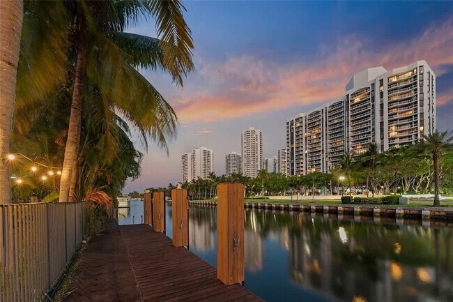 Building Photo - 413 Holiday Dr