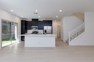 Building Photo - 600 N Carriage Hill Dr