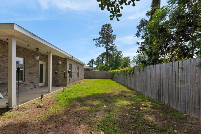 Building Photo - "Charming 3-Bed Home in Mary Esther with $200.00 Off First Full Month's Rent!"