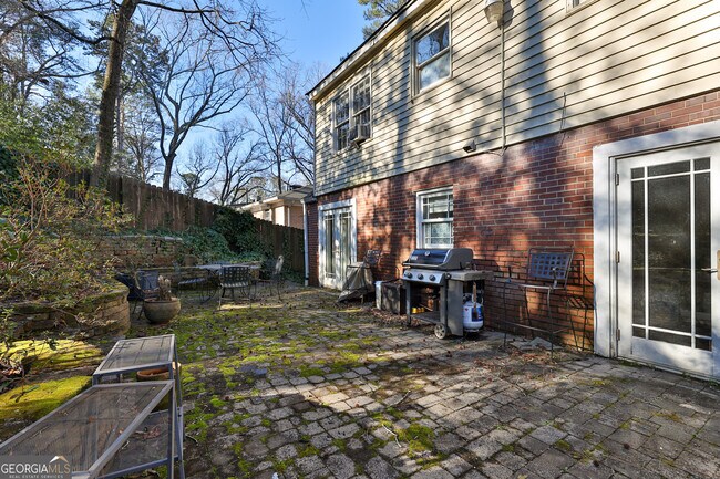 Building Photo - 487 Lakeshore Dr NE