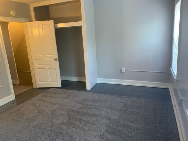 Building Photo - Available Now! Cozy 1-2 bedroom house with...