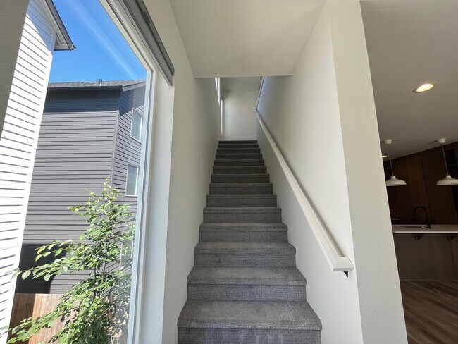 Building Photo - Beautiful 4Bd + 3Ba Home in North Portland...