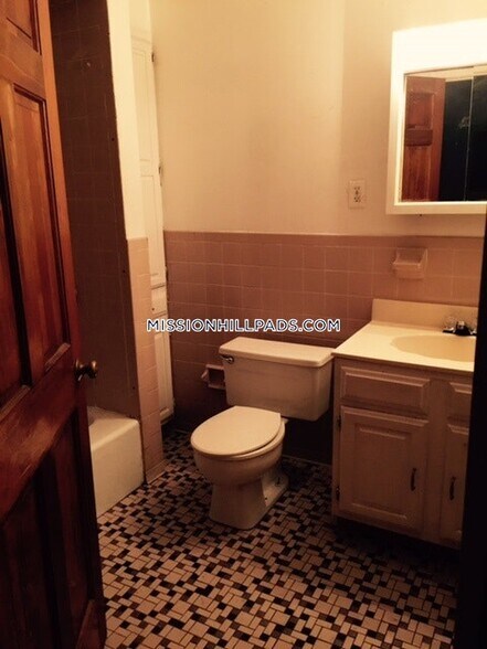 Building Photo - 40 Hillside St