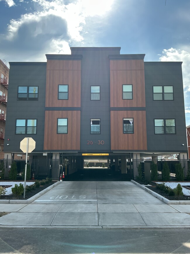 Building Photo - 26 Elm St