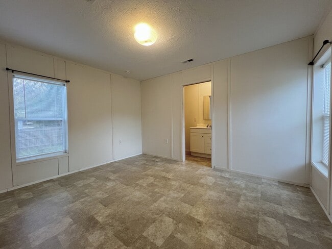 Building Photo - **Newly Remodeled spacious 2 bd. 2 bath Mo...