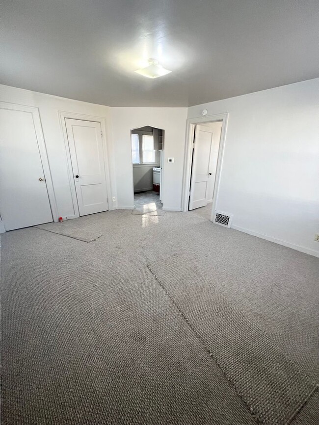 Building Photo - New Listing! 1 Bedroom House on Lillie St!