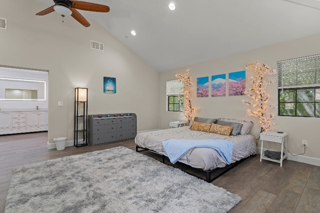 Building Photo - 1015 E Verdugo Ave