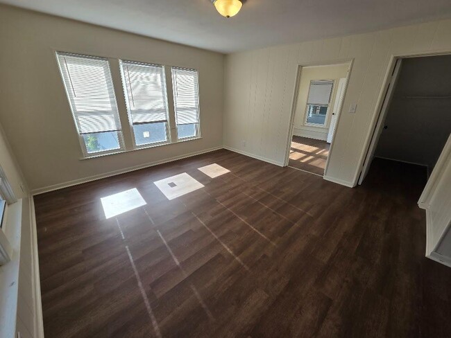 Building Photo - 372 S Midler Ave
