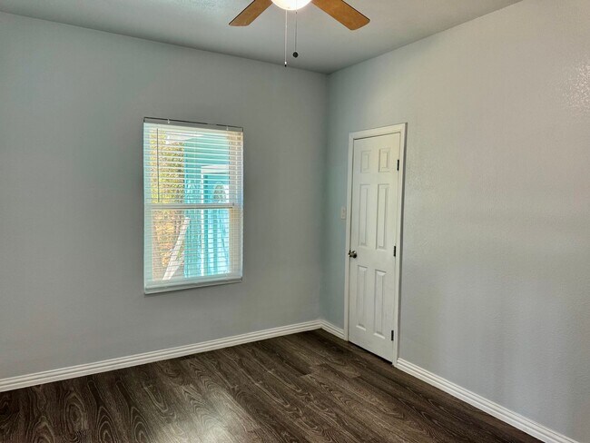 Building Photo - 2618 Creekview Dr