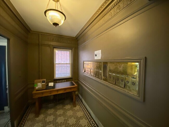 Building Photo - Have Breakfast at Tiffany's! Cozy Studio a...