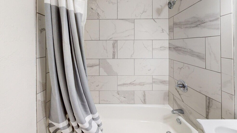 Building Photo - 517 E Division St