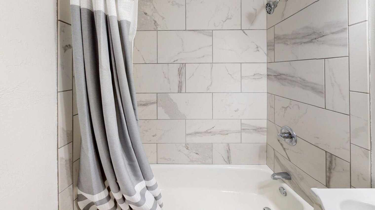 Building Photo - 517 E Division St