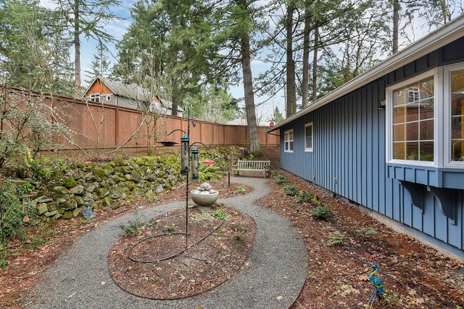 Building Photo - Quaint Remodeled Ranch in Lake Oswego