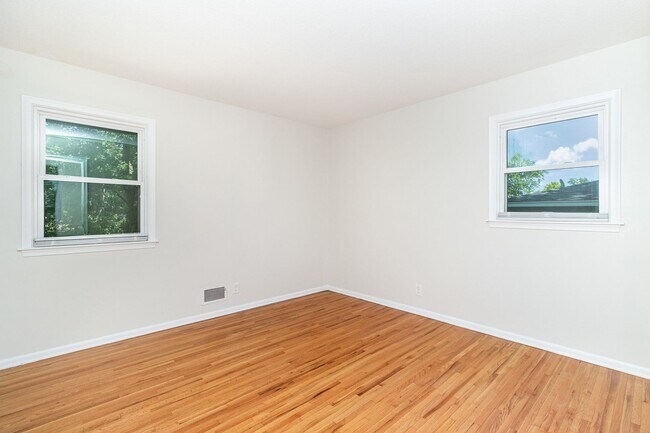 Building Photo - Spacious 5bed|2bath Home w/ Large Backyard & Garage