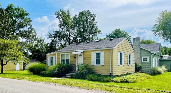 Building Photo - Charming 2-Bedroom Home with Bonus Room on...