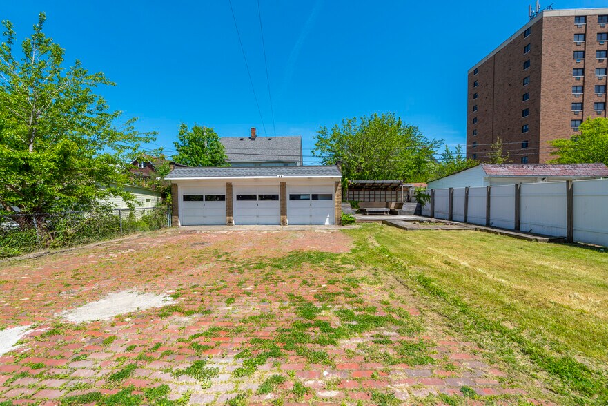 Building Photo - 1631 Lakewood Ave