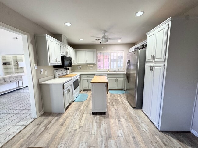 Building Photo - 9809 Lakewood Ct