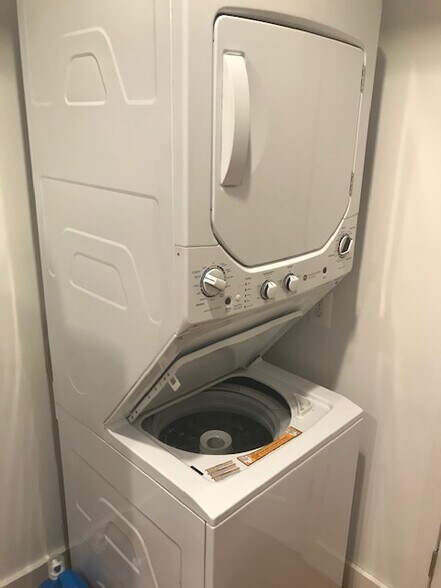 washer/dryer - 206 E St NE