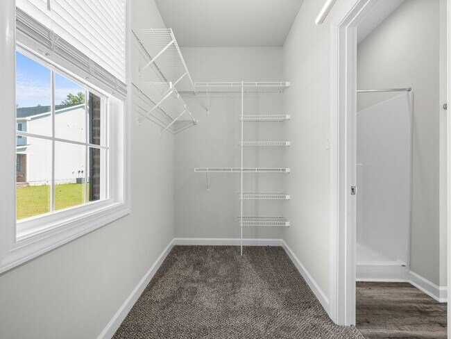 Building Photo - Towne Pointe Beauty!