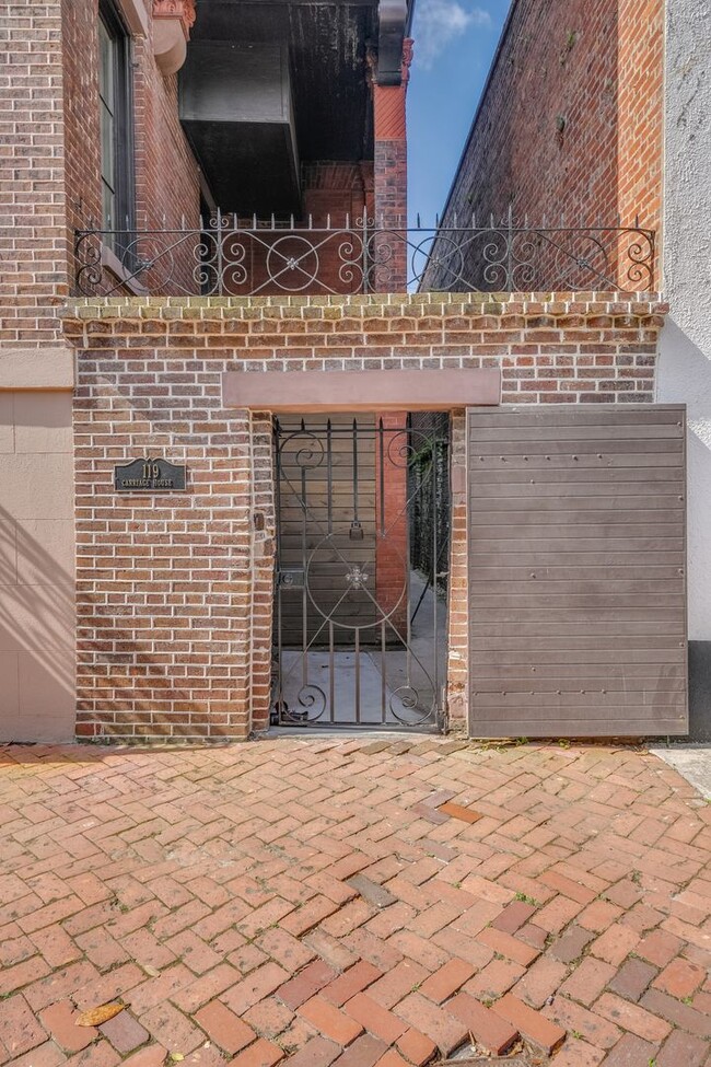 Primary Photo - Renovated 2 Bedroom Carriage house off Laf...