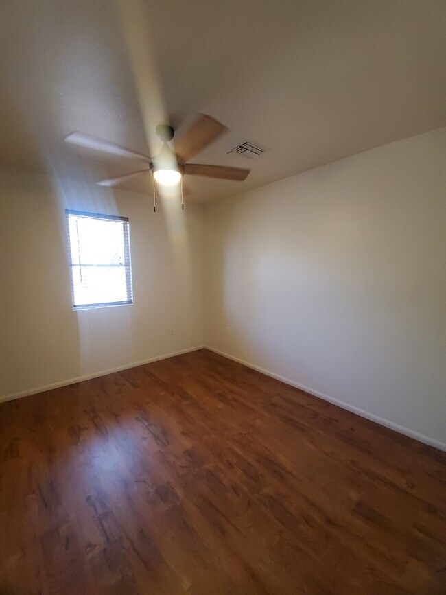 Building Photo - 4 bedroom, 1.5 bath - North Phoenix - Big ...