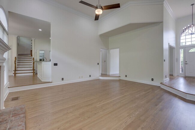 Building Photo - COMING SOON!-- Walk to Kenrose and Ravenwood!