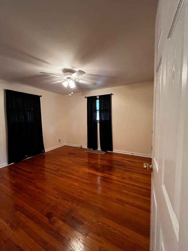 Building Photo - 463 Leath Ave