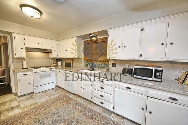 Building Photo - 360 E Terrace Ave