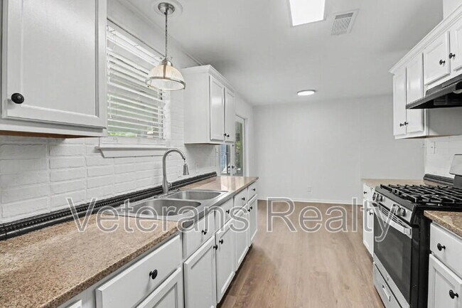 Building Photo - 111 Valentine Dr