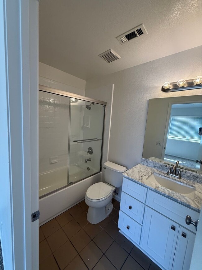 Building Photo - 2 BEDROOM TOWNHOUSE