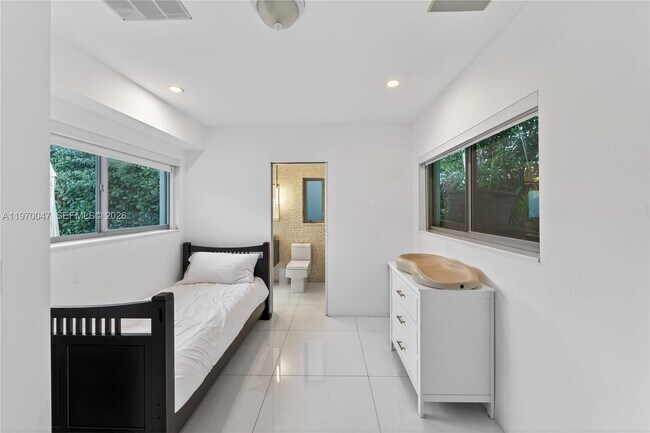 Building Photo - 1000 N Shore Dr