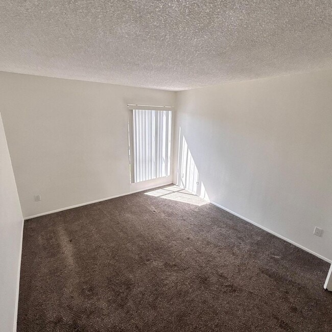 Building Photo - LIGHT & BRIGHT UPGRADED, 2 BEDROOM CONDO, ...