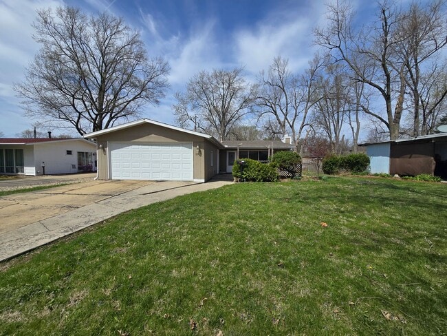 Building Photo - 3 Bedroom Century Modern Home