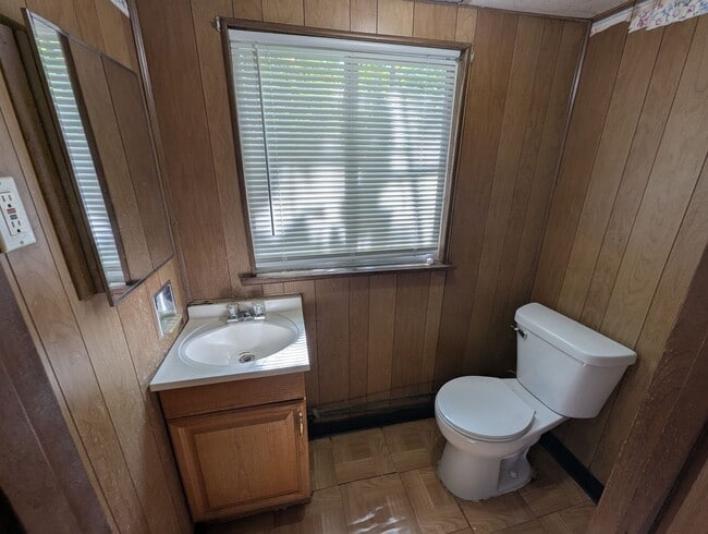 Building Photo - Single Family Charmer in Jennings - Sectio...