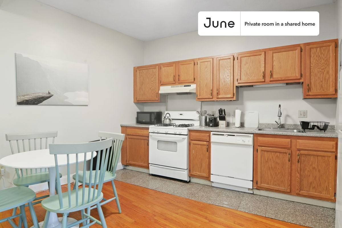 Building Photo - Room in Shared 4 bed/1 bath home
