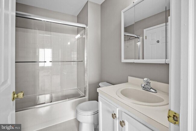 Building Photo - 618 Songbird Ct