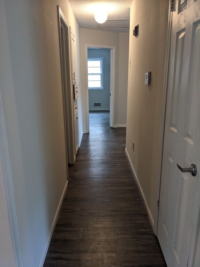 Building Photo - Recently updated Raytown single family home
