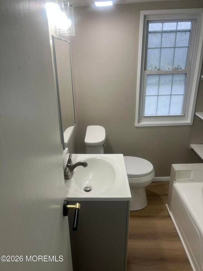 Building Photo - 133 Leonard Ave