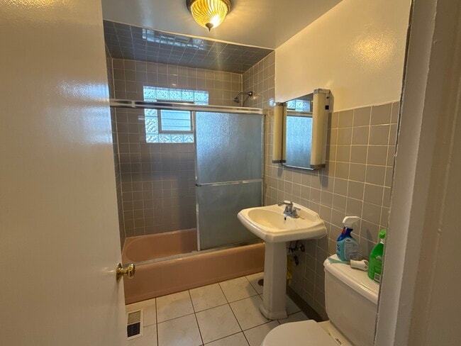 Building Photo - 6541 N Kedzie Ave