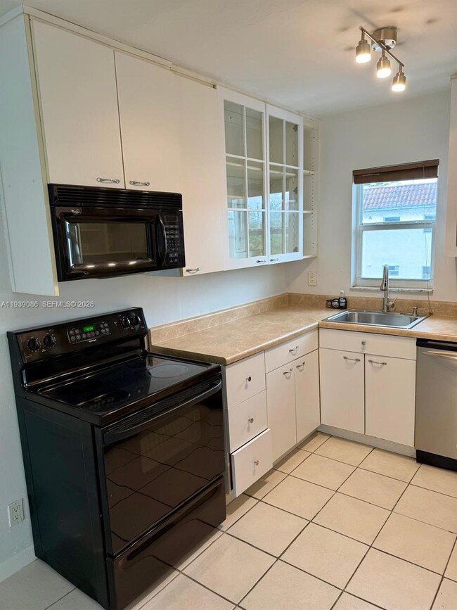 Building Photo - 1100 NE 9th Ave