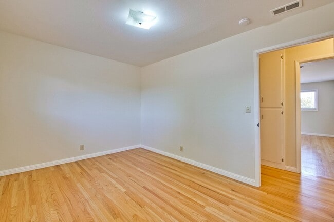 Building Photo - Beautiful Birdland Home on Quiet Cul-de-Sa...