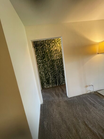 Building Photo - 7 Oak Creek Dr