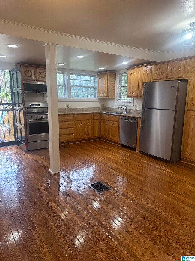 Building Photo - 3904 8th Ct S