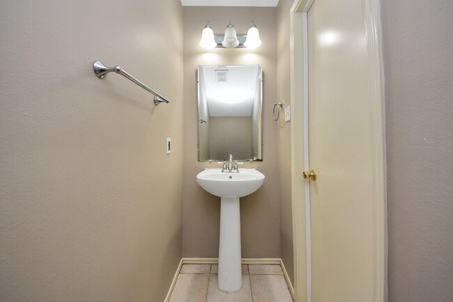 Building Photo - 403 Willow W Dr